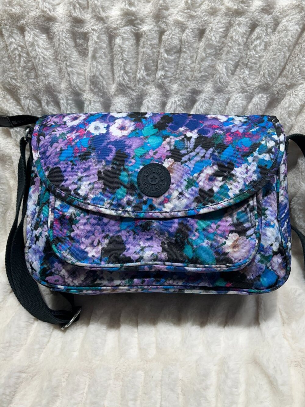 Beautiful Floral Kipling Nylon Crossbody Bag in Excellent Pre-Loved Condition